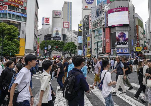 Abbiamo letto “La lezione del Giappone” di Federico Rampini (Mondadori): ma com'è? Un saggio che anticipa le sfide dell'Occidente.  Turismo, hi-tech, soft power: l'Italia impari da Tokyo (se vuole tornare grande...)