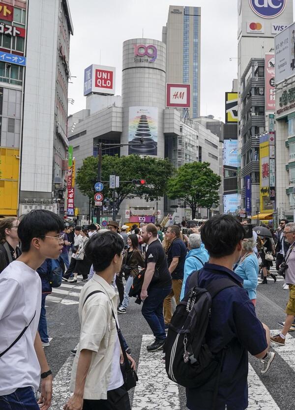 Abbiamo letto “La lezione del Giappone” di Federico Rampini (Mondadori): ma com'è? Un saggio che anticipa le sfide dell'Occidente.  Turismo, hi-tech, soft power: l'Italia impari da Tokyo (se vuole tornare grande...)