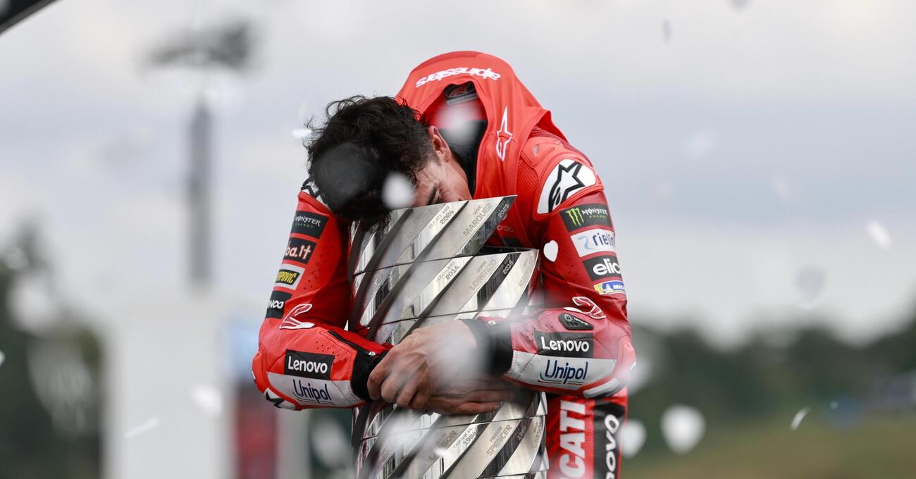 &ldquo;Marc Marquez come Ayrton Senna&rdquo;: Carlos Sainz parla chiaro, pi&ugrave; di chiunque altro. E non conta solo il nono titolo Mondiale conquistato