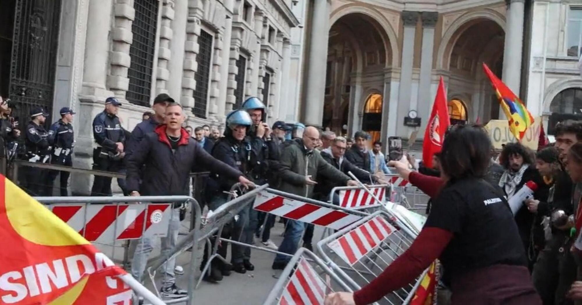 Tafferugli davanti a Palazzo Marino il 13 ottobre ansa