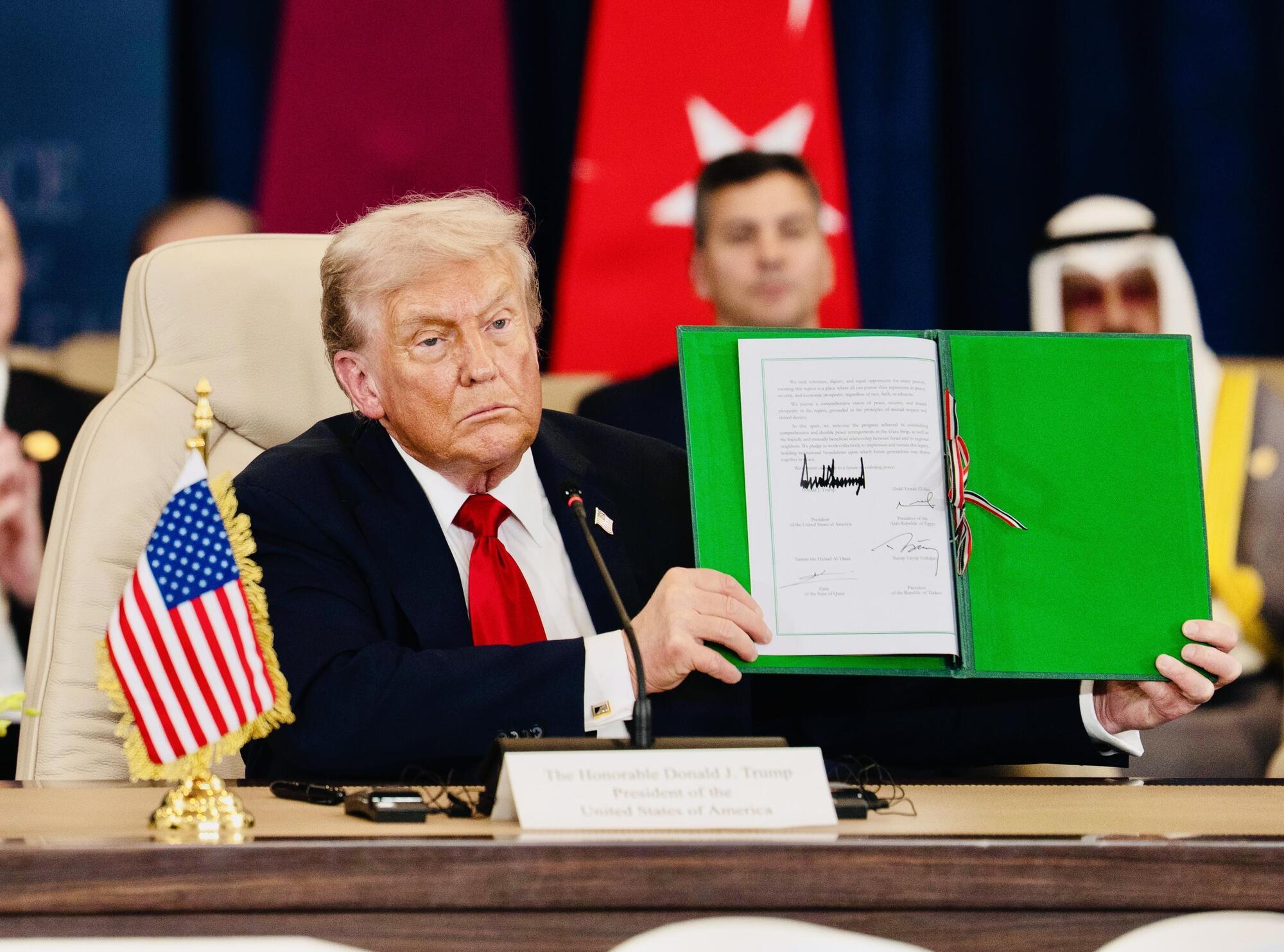 Trump firma gli accordi di pace a Sharm El Sheik ansa