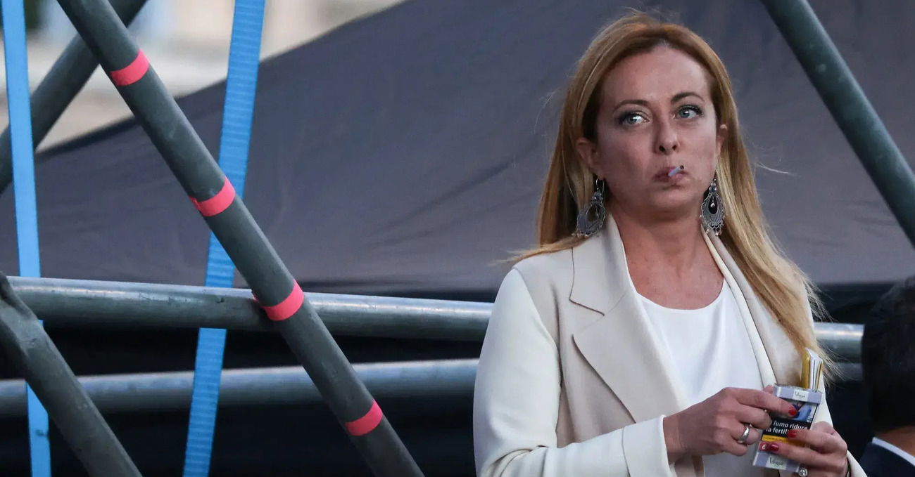 Giorgia Meloni non fuma sigarette italiane. Fumare Vogue fa male al sovranismo