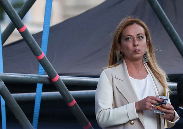 Giorgia Meloni non fuma italiano. Le sigarette fanno male al sovranismo