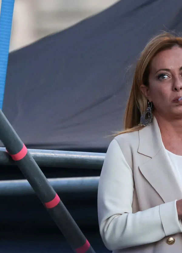 Giorgia Meloni non fuma sigarette italiane. Fumare Vogue fa male al sovranismo
