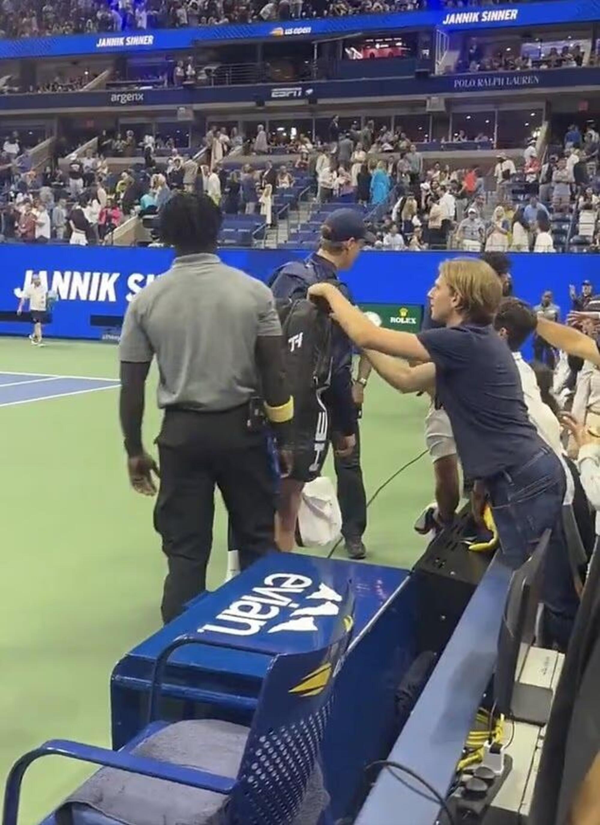Il tentativo di furto (?) di un fan a Sinner allo Us Open