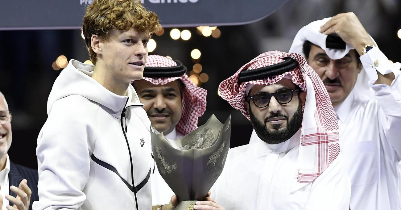 Lo sport &egrave; il nuovo soft power e l&rsquo;Arabia Saudita vuole prendersi tutto: calcio, boxe, motorsport e tennis. Se non ci credete, leggete il nuovo libro inchiesta di James Montague