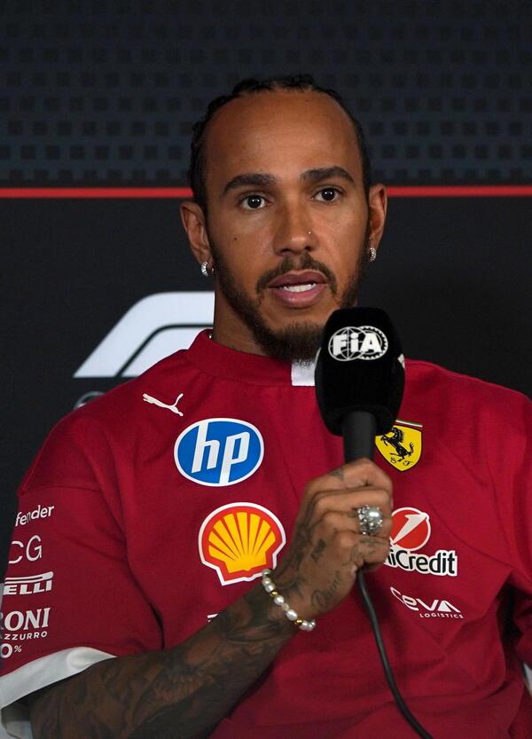 Vi era mancata la F1? Ad Austin è già drama con Ferrari protagonista: Hamilton allontana le voci su Horner, Vasseur si difende. Antonelli si gode il rinnovo, Max…