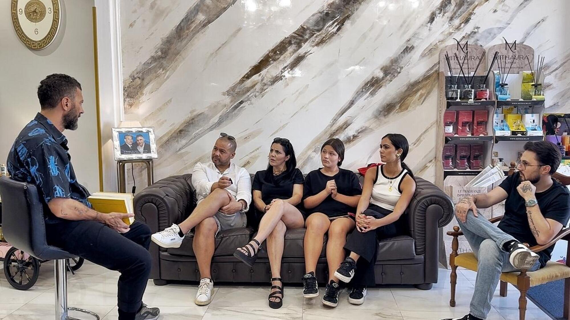 In barberia con nipoti, sorella e figlia
