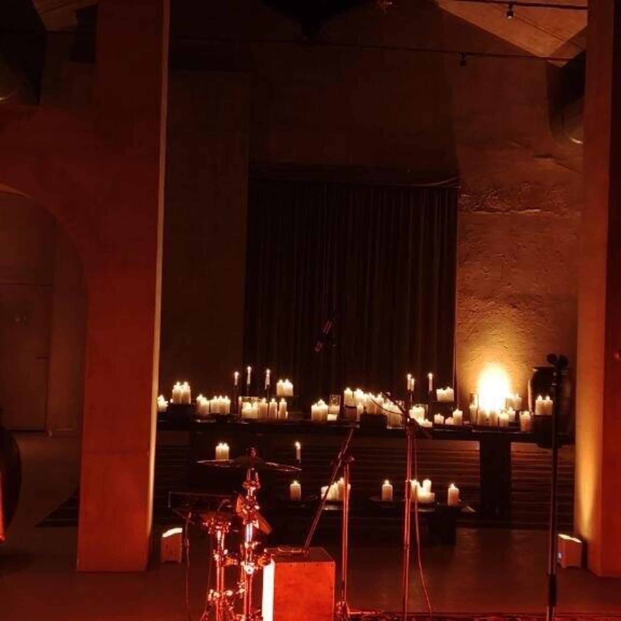 Il palco di Irama illuminato con le candele