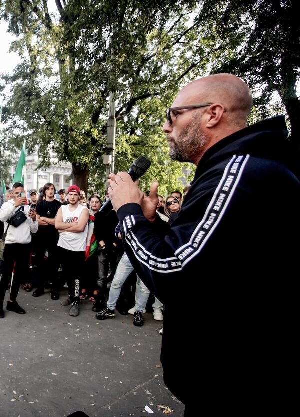Eravamo in mezzo ai disordini tra Patrioti e comunisti. Ma chi è Frank Mascia? Johnny Sins o Masaniello?