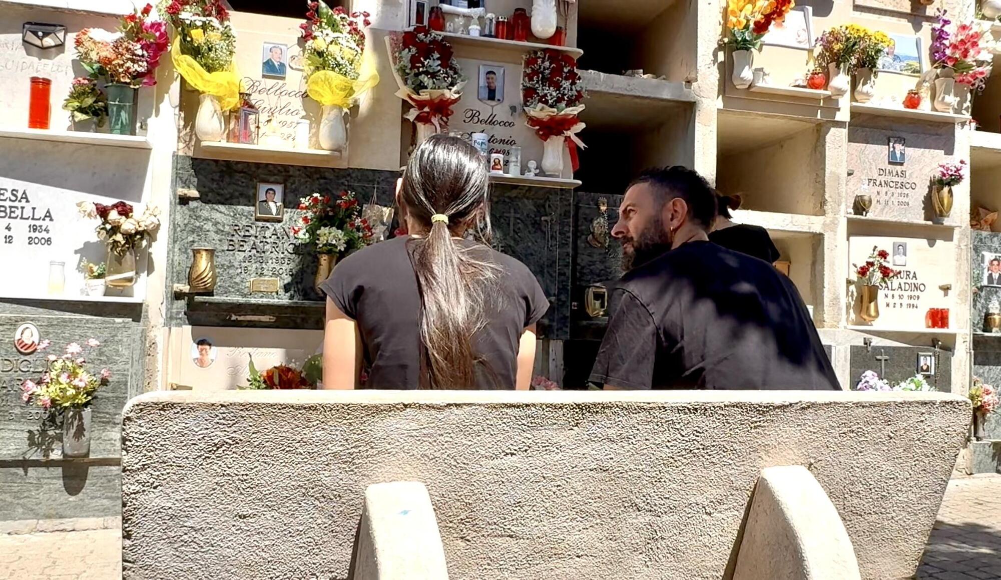 Davanti alla tomba di Totò