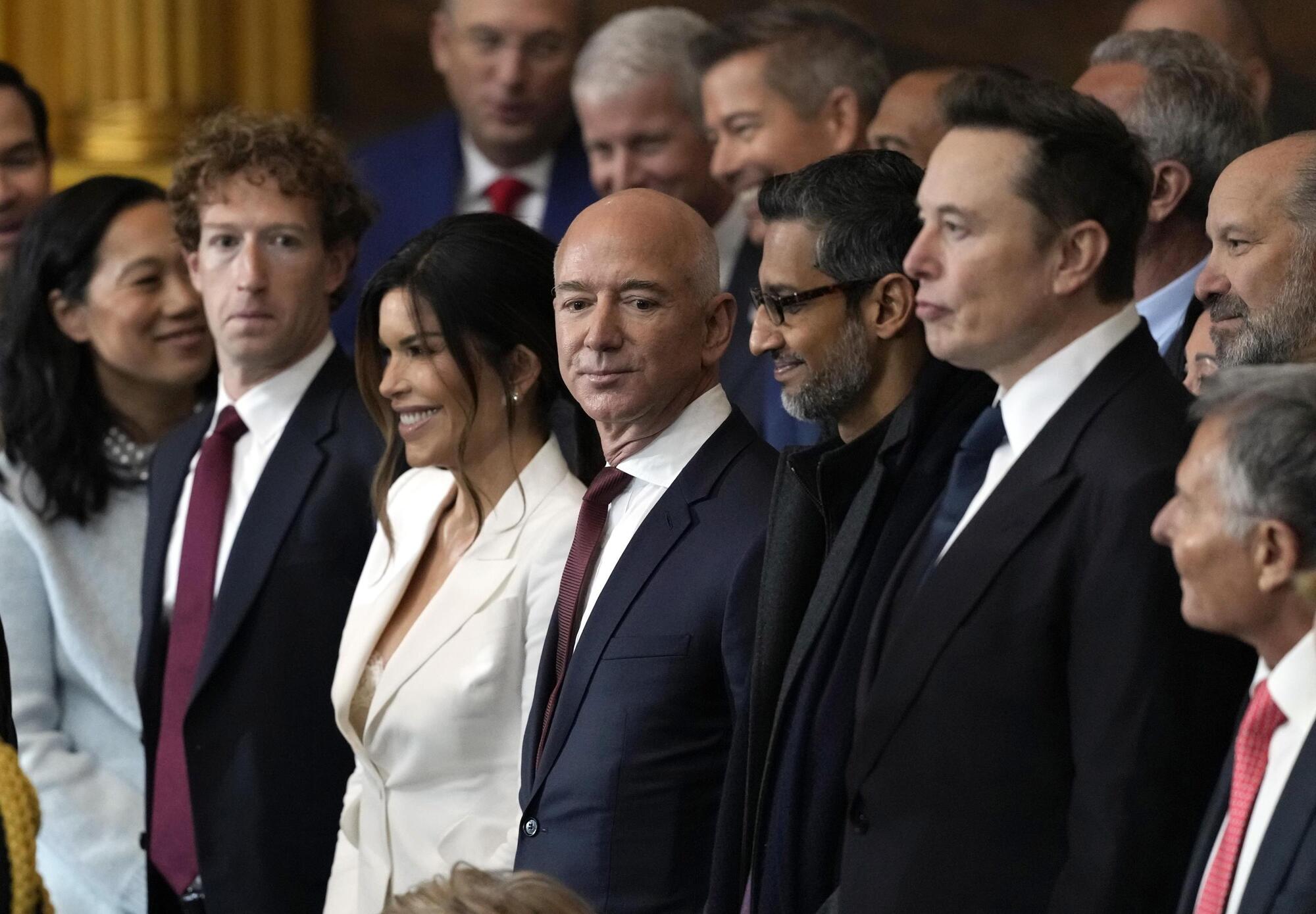 Mark Zuckerberg, Jeff Bezos, Sundar Pichai e Elon Musk alla cerimonia di insediamento di Donald Trump