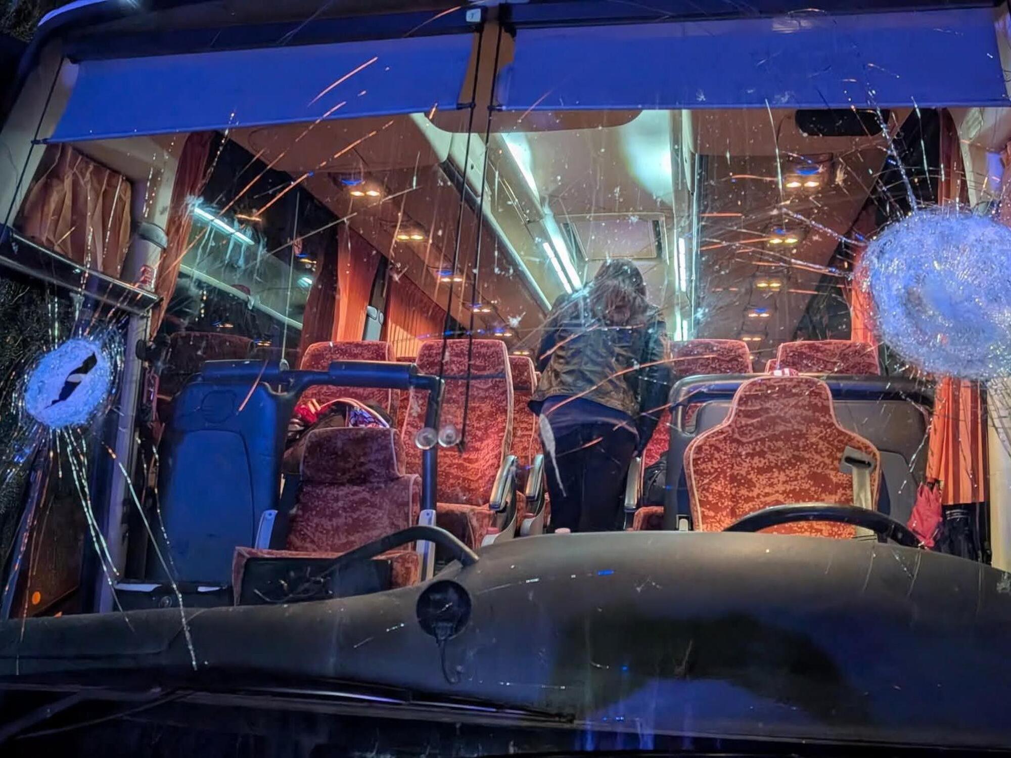 Il vetro del bus distrutto