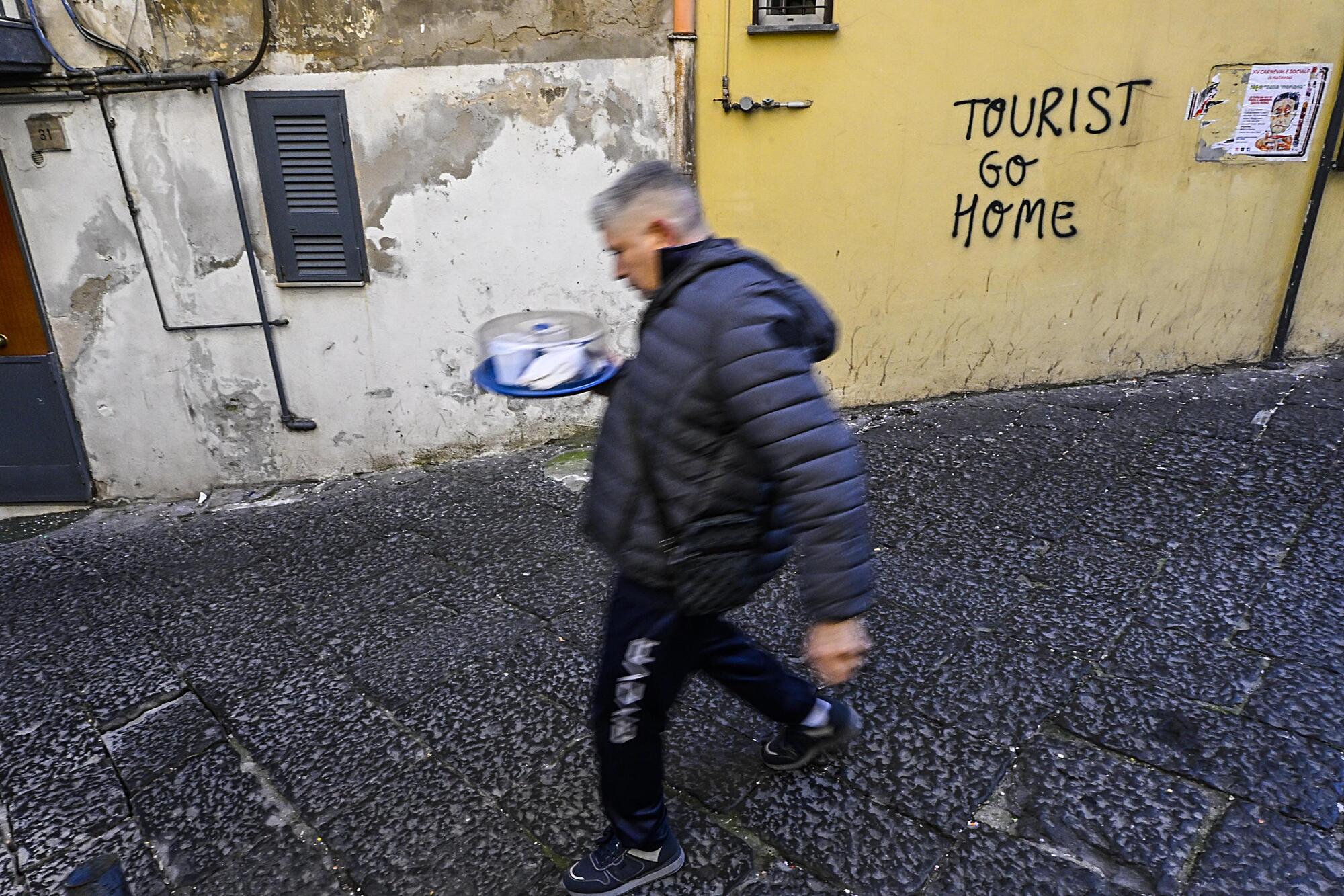La critica dei cittadini contro il turismo nelle è estesa, ma la maggioranza non governa la città