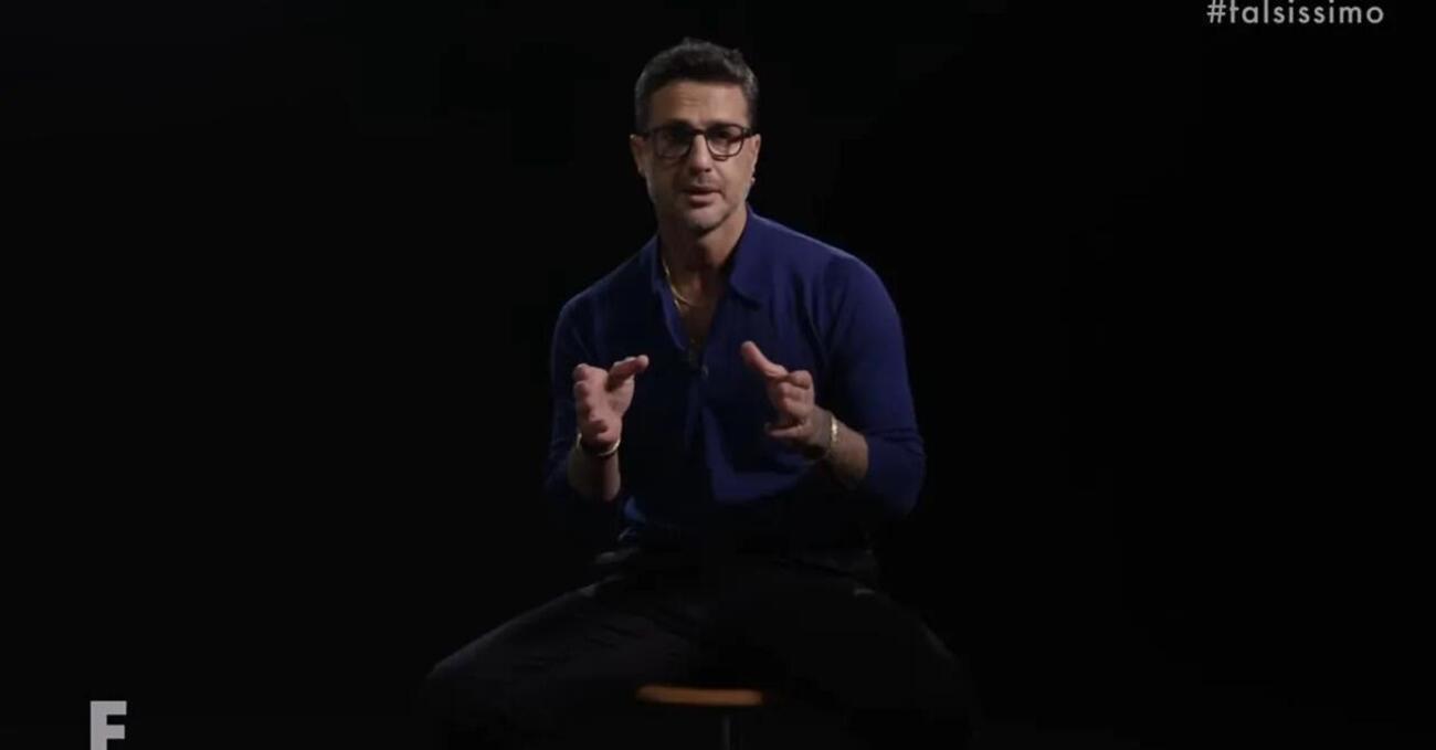 Fenomenologia di Fabrizio Corona: ogni volta sblocca un livello. &Egrave; il Mos&egrave; dell&#039;infotainment con i due tablet delle Leggi in mano