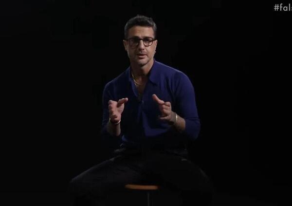 Fenomenologia di Fabrizio Corona: ogni volta sblocca un livello. &Egrave; il Mos&egrave; dell&#039;infotainment con i due tablet delle Leggi in mano