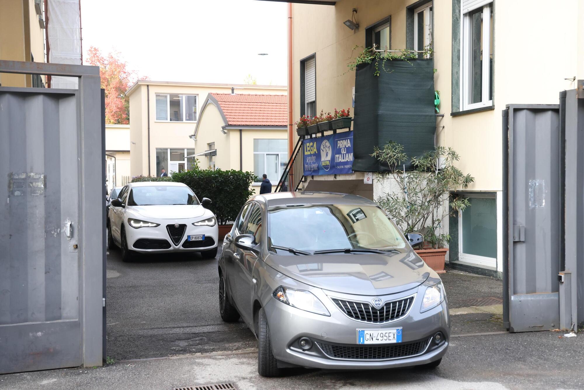 Auto leghiste che escono dalla storica sede di via Bellerio Ansa