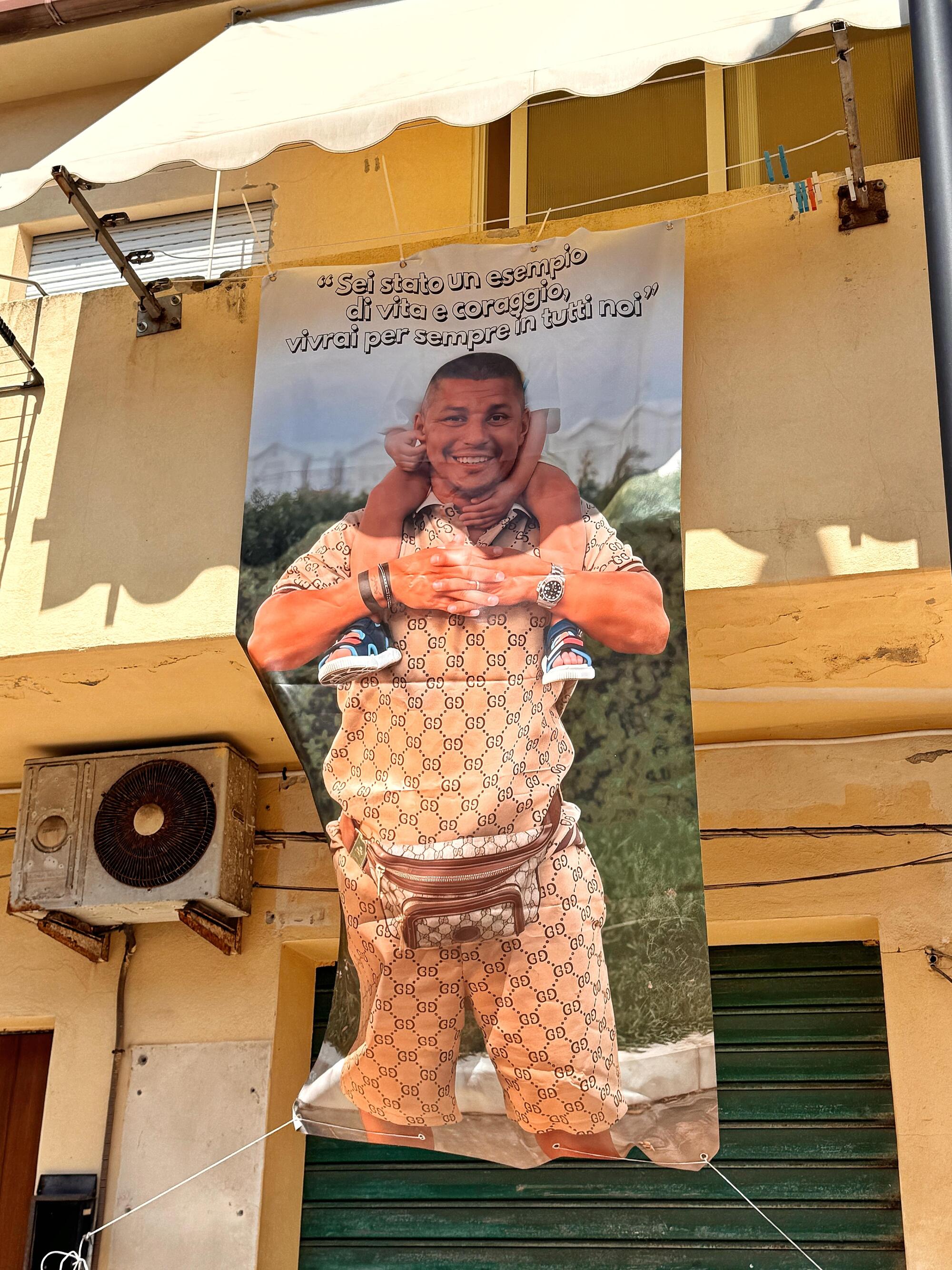 Lo striscione per Totò nella casa dove abitava