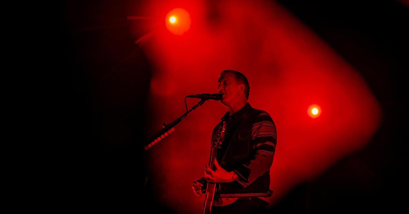 Siamo entrati nel backstage dei Queens of the Stone Age a Milano dopo un concerto apocalittico per portarci a casa l&rsquo;anima di Josh Homme