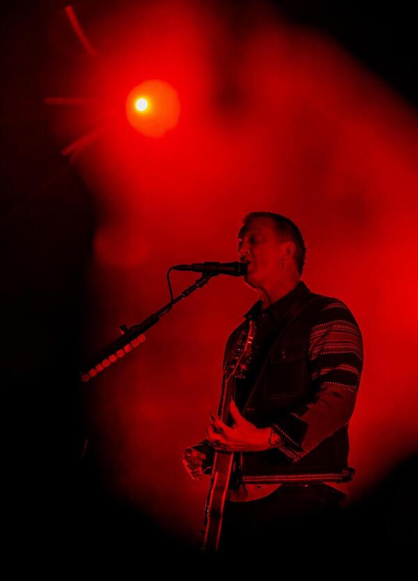 Siamo entrati nel backstage dei Queens of the Stone Age a Milano dopo un concerto apocalittico per portarci a casa l’anima di Josh Homme