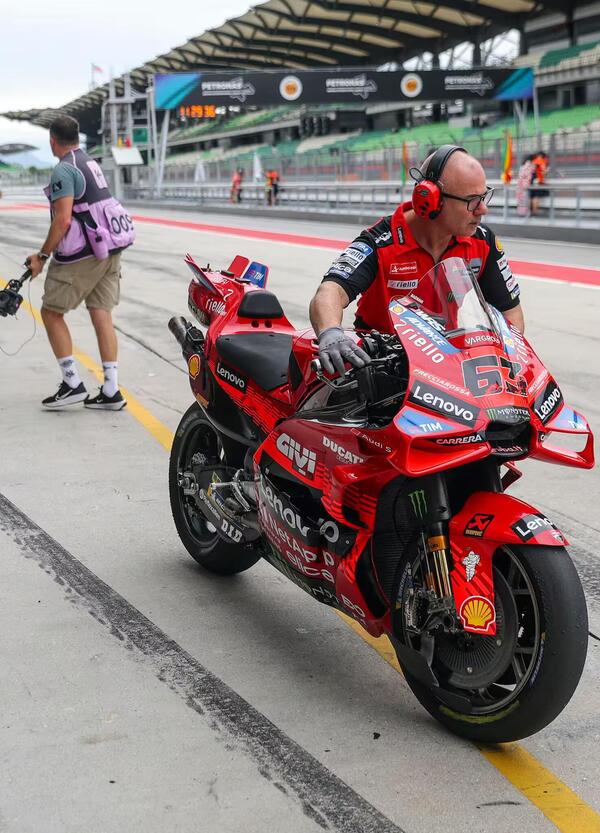 Ducati risolve il chiacchiericcio nel capriccioso venerdì di Sepang, ma non i guai: la prima è solo sesta e Pecco è in Q1. Soffrono anche il Bez e le Aprilia…
