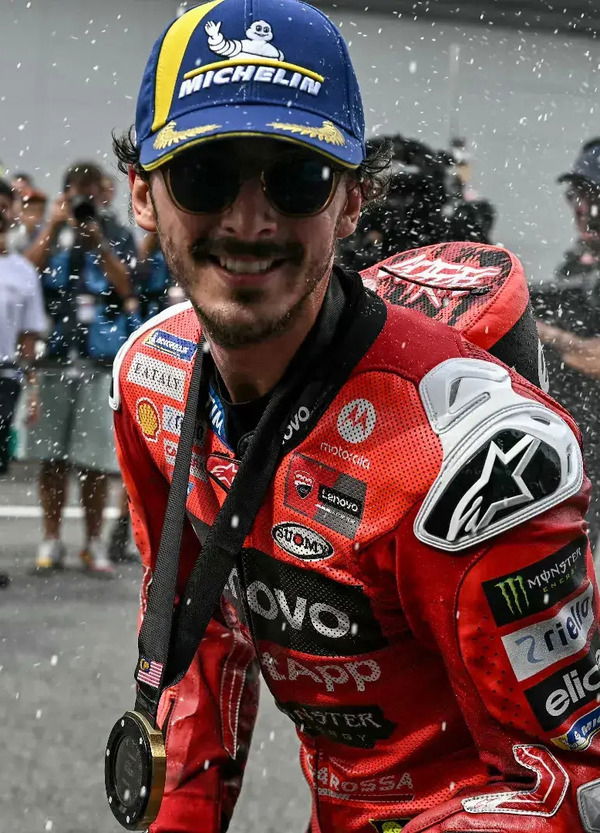 È "the revenant" o c'è altro? Pecco Bagnaia fa il Marc Marquez e domina il sabato di Sepang davanti ai Gresini (che fanno festa con Dall’Igna)