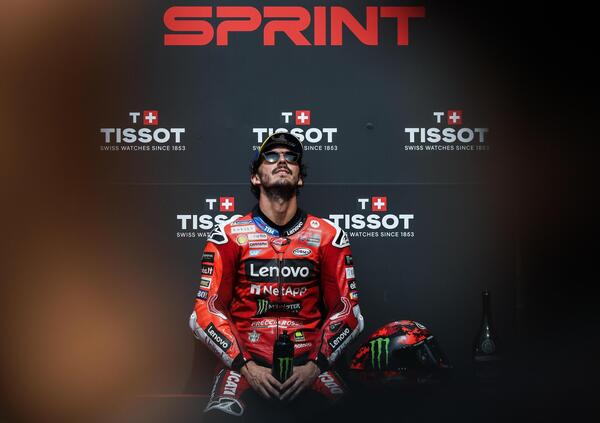 Pecco Bagnaia che fa pole e vittoria (senza abbassatore) in Malesia e non riesce a festeggiare è il racconto perfetto del suo 2025