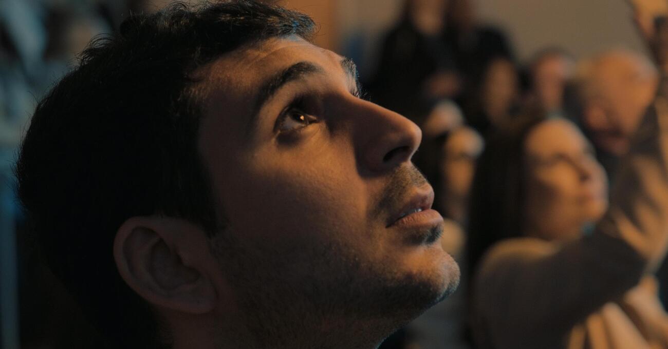 Tienimi presente di Alberto Palmiero è un film a cui non si può non voler bene. Il regista a MOW: “Volevo raccontare una frustrazione che molti giovani sentono”