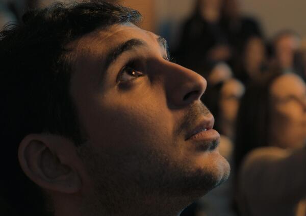 Tienimi presente di Alberto Palmiero è un film a cui non si può non voler bene. Il regista a MOW: “Volevo raccontare una frustrazione che molti giovani sentono”