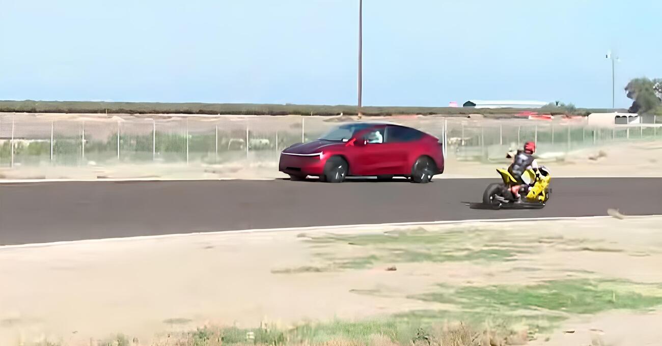 [VIDEO] Ma &egrave; una Tesla contromano durante una gara di moto in pista? S&igrave; e fa pensare al PD e a una certa sinistra