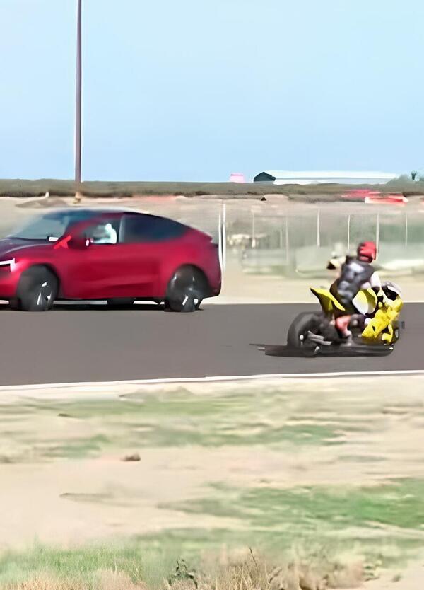[VIDEO] Ma &egrave; una Tesla contromano durante una gara di moto in pista? S&igrave; e fa pensare al PD e a una certa sinistra