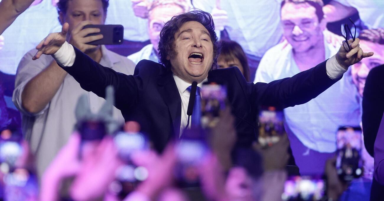 La parabola di Javier Milei, che stravince le elezioni e fa passare i nostri giornaloni per quello che sono… lenti come Internet Explorer