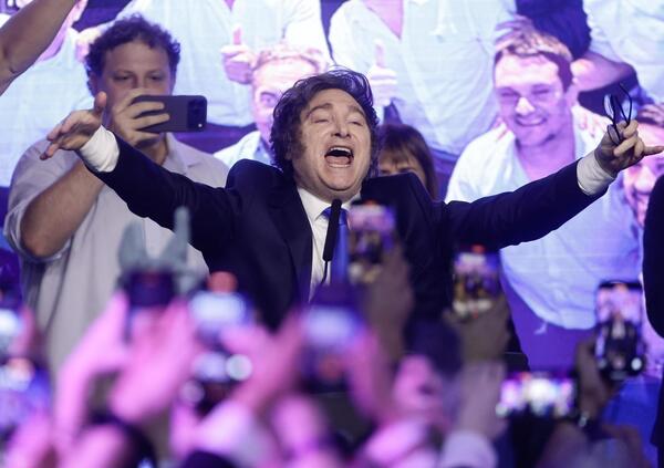 La parabola di Javier Milei, che stravince le elezioni e fa passare i nostri giornaloni per quello che sono&hellip; lenti come Internet Explorer