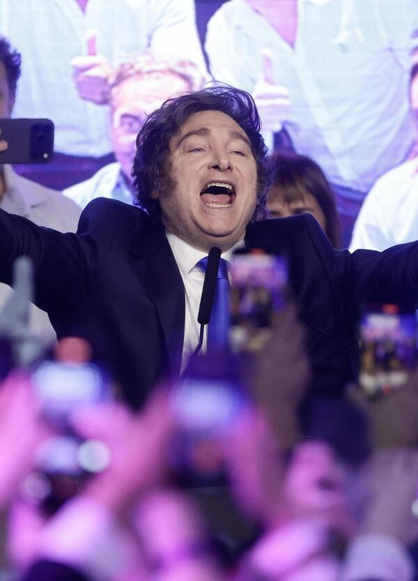 Javier Milei stravince le elezioni e fa passare i nostri giornaloni per quello che sono… Internet Explorer