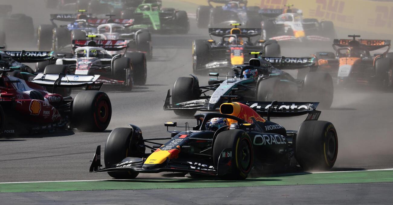 Derapata sull’erba a fuoco e Mondiale ancora nel mirino, questo è Max Verstappen: la rincorsa riparte dal Brasile, altro che Norris già campione