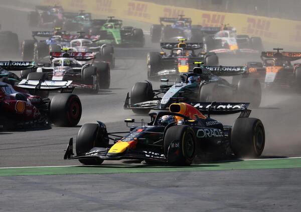 Derapata sull&rsquo;erba a fuoco e Mondiale ancora nel mirino, questo &egrave; Max Verstappen: la rincorsa riparte dal Brasile, altro che Norris gi&agrave; campione