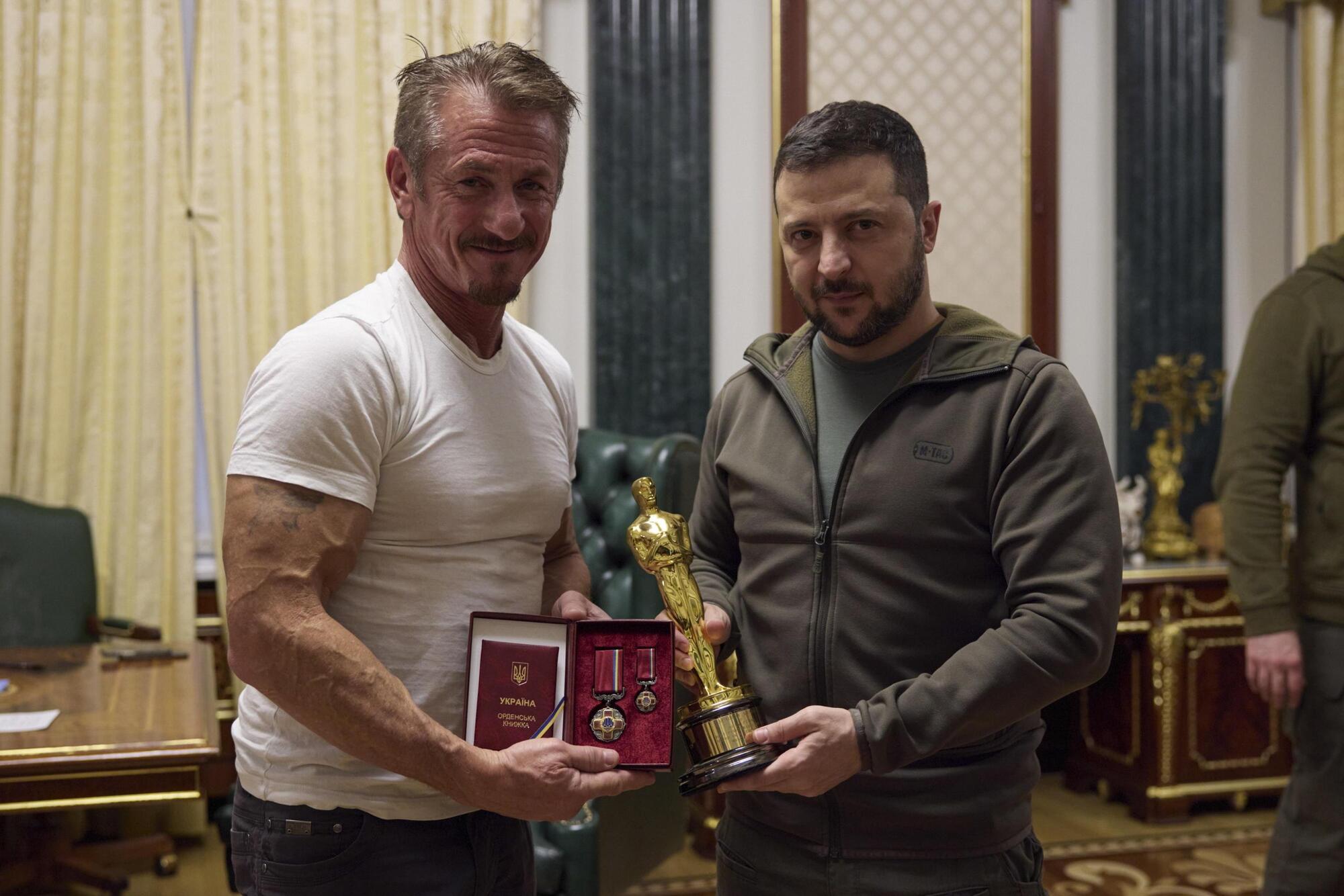 Sean Penn consegna la statuetta dell&#039;Oscar a Zelensky Ansa