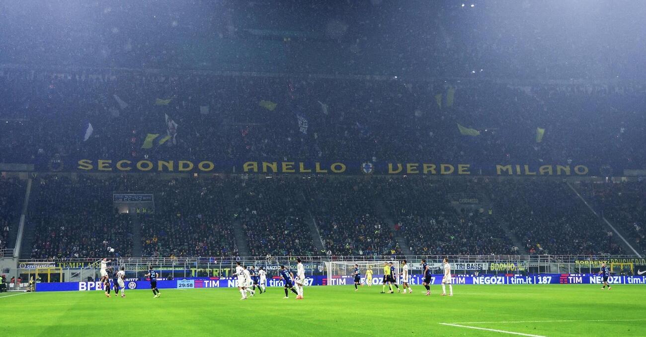 La curva Nord è tornata a San Siro. Ecco com’è andata tra riunioni al Baretto, l’applauso allo striscione e social