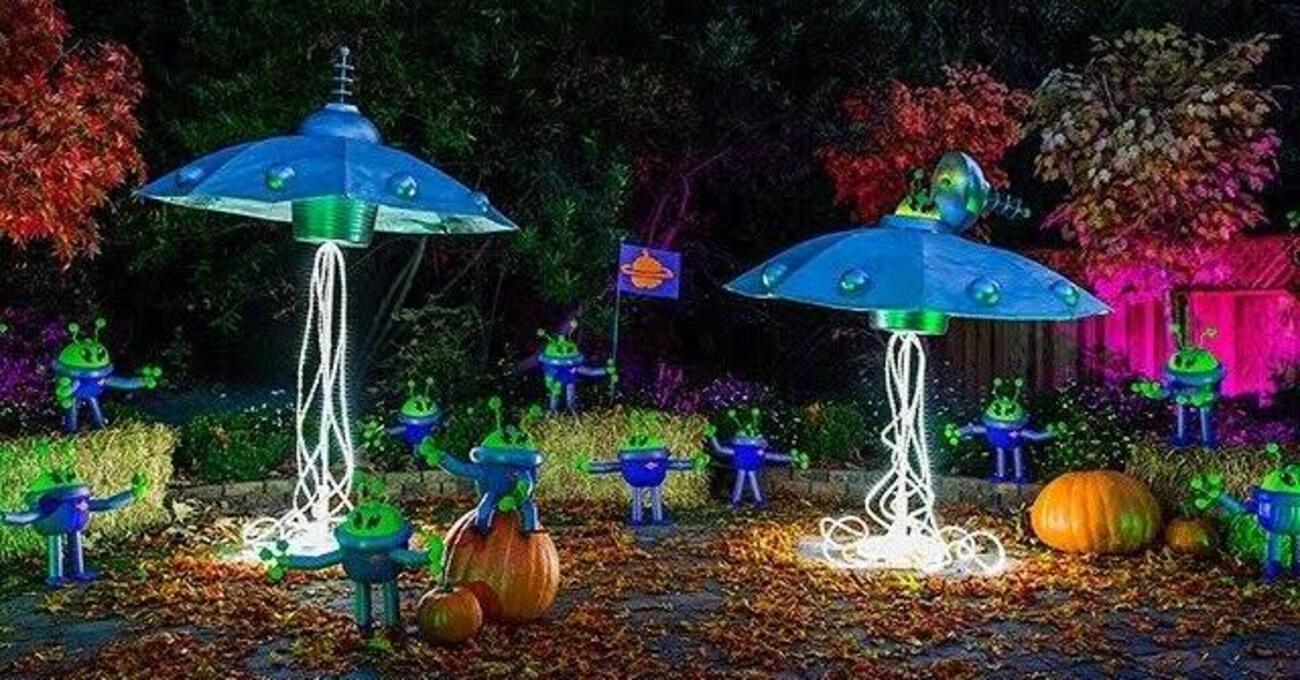 Cometa 3I/Atlas, Alieni e Halloween: reportage di un rave delirante nel sud-est siculo tra Avi Loeb e una Lara Croft Predator col sondino