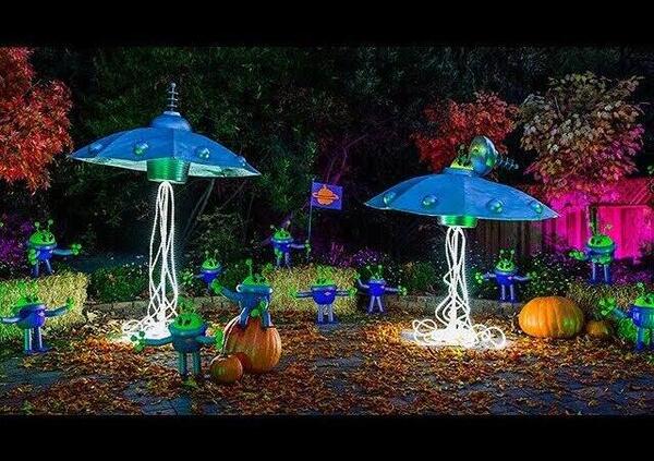 Cometa 3I/Atlas, Alieni e Halloween: reportage di un rave delirante nel sud-est siculo tra Avi Loeb e una Lara Croft Predator col sondino