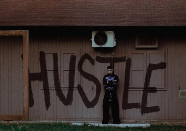 Abbiamo sentito in anteprima Hustle vol 2 di Capo Plaza, ma com’è? Lui sembra un antropologo strafatto di cocaina, per questo ci è piaciuto