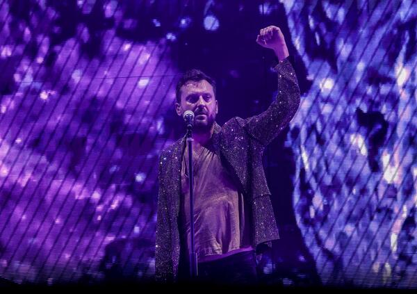 Cesare Cremonini non doveva fare il cantante: lo capisci quando lo senti parlare di Valentino Rossi, di Marc Marquez e della vita