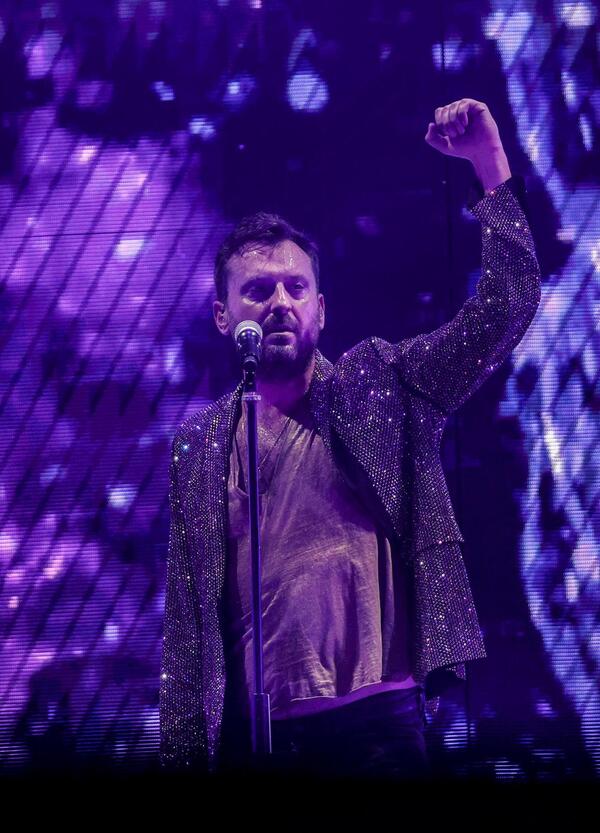 Cesare Cremonini non doveva fare il cantante: lo capisci quando lo senti parlare di Valentino Rossi, di Marc Marquez e della vita