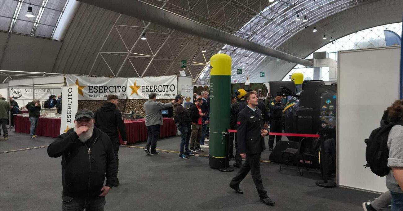 A Militalia, la pi&ugrave; importante fiera di collezionismo militare spunta uno stand filo-putiniano, lo abbiamo notato e vi raccontiamo tutto