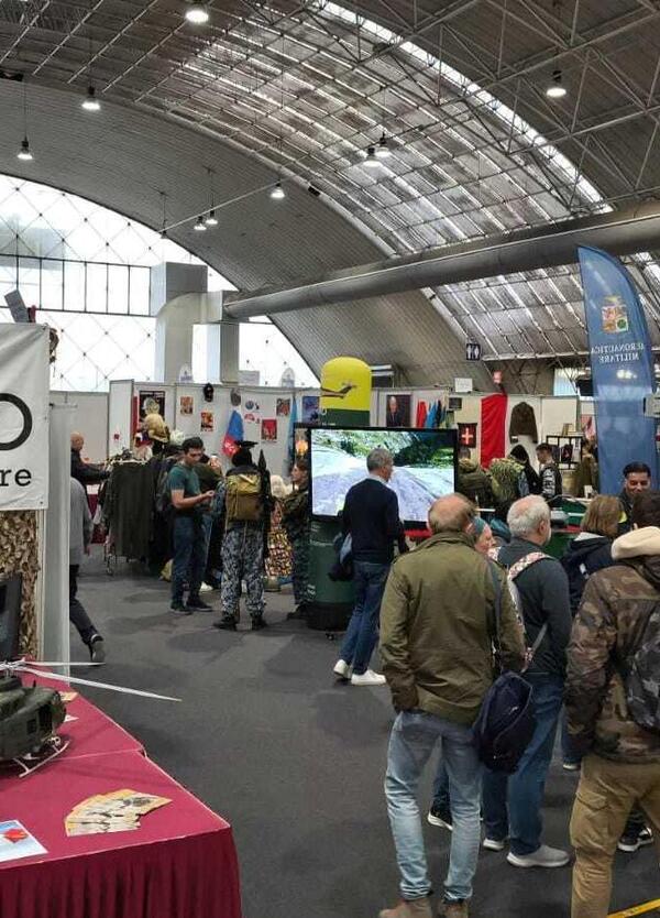 A Militalia, la pi&ugrave; importante fiera di collezionismo militare spunta uno stand filo-putiniano, lo abbiamo notato e vi raccontiamo tutto