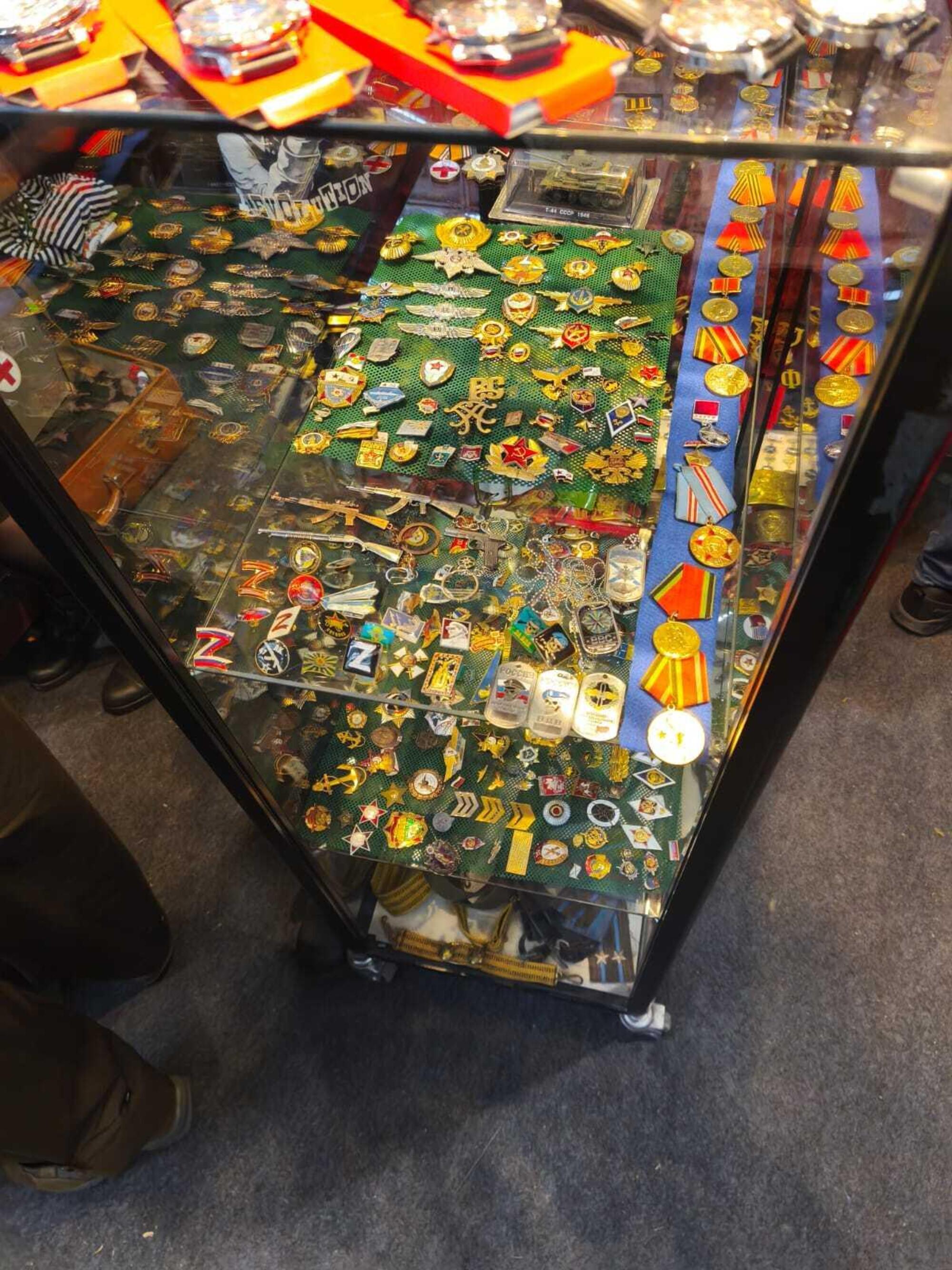 Spille filo-russe nello stand Militaria Russa