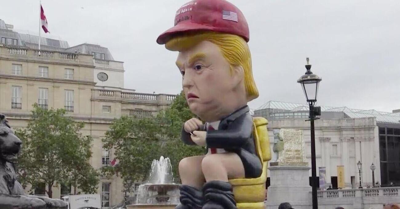 Trumpsh: l&#039;epoca dell&#039;Inno del Mondo Sciolto. Trump sul bagno di Lincoln e il cesso di Cattelan a 10 milioni raccontano il nostro mondo trash. Tutti gi&ugrave; nel water