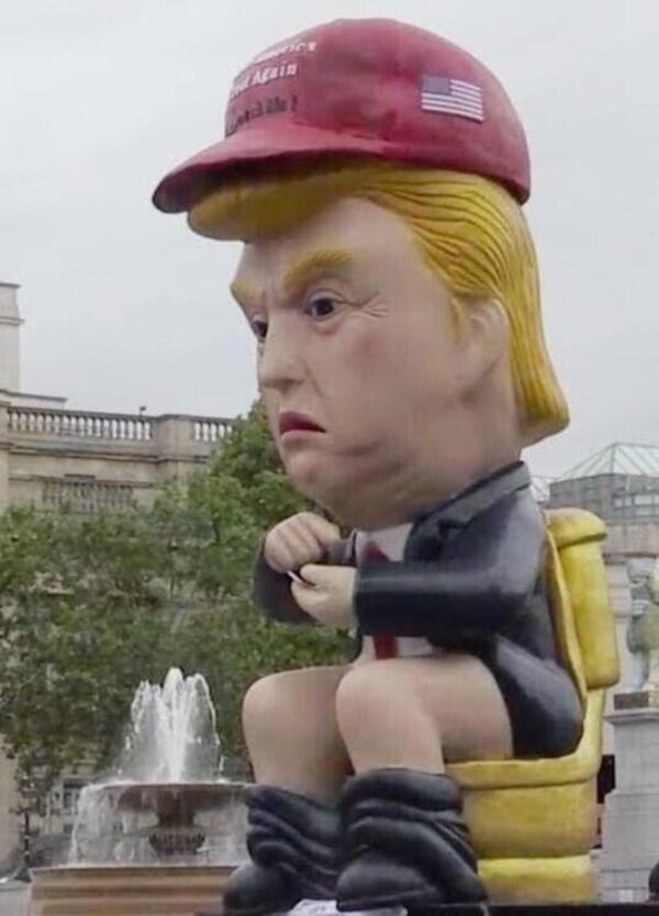 Trumpsh: l&#039;epoca dell&#039;Inno del Mondo Sciolto. Trump sul bagno di Lincoln e il cesso di Cattelan a 10 milioni raccontano il nostro mondo trash. Tutti gi&ugrave; nel water