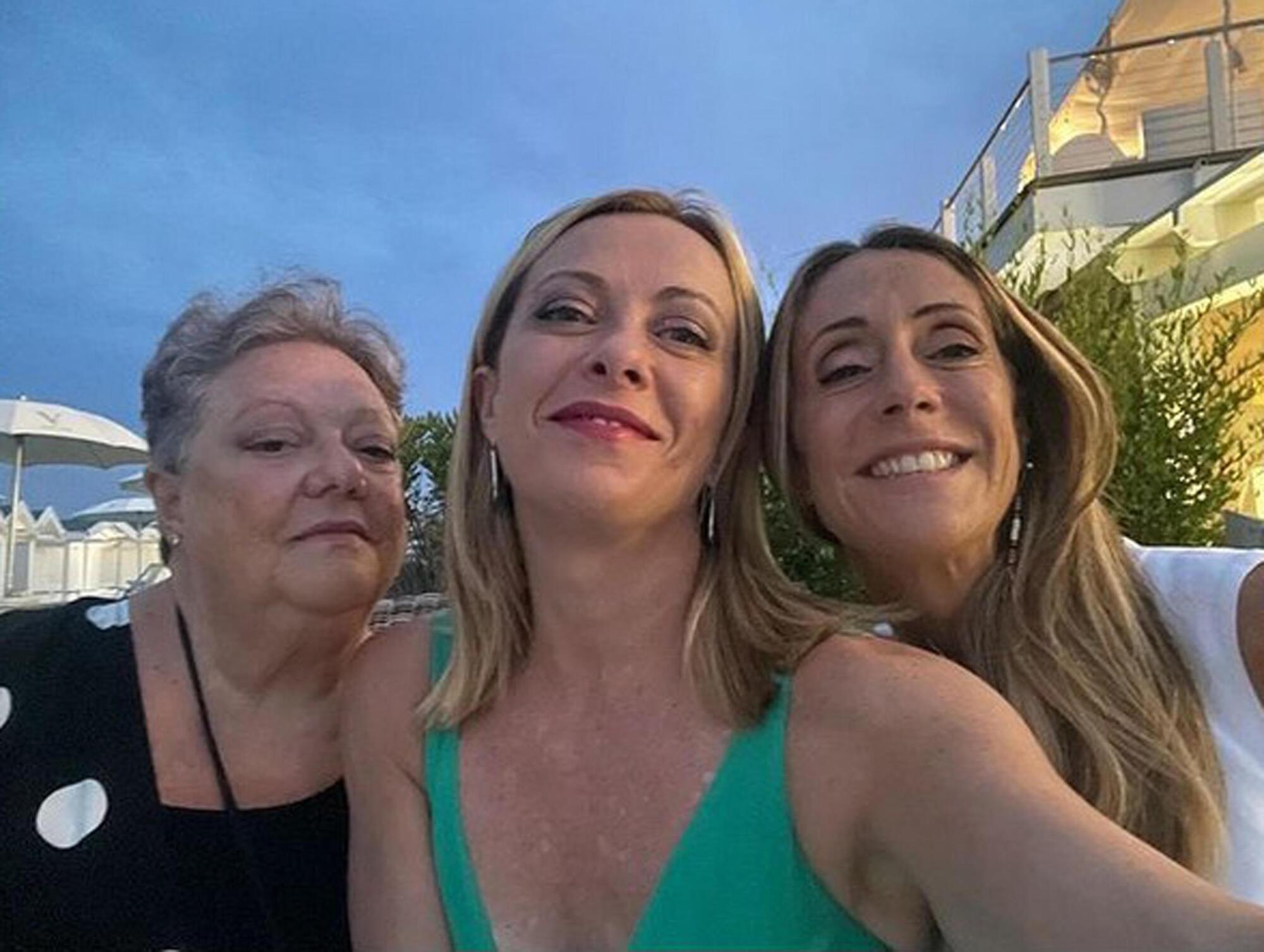 Anna Paratore e le figlie Giorgia e Arianna Meloni Ansa