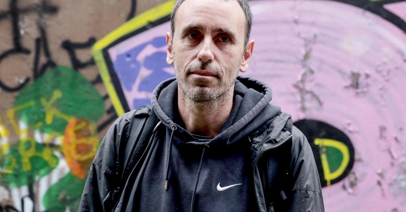 Zerocalcare condannato alla calvizie, niente trapianto di capelli in Turchia dopo la foto con Kojima e Kobane Calling: &ldquo;Sia messo agli atti che sto caz*o de libro lo ha alzato lui&rdquo;. E sulla rosicata dei romani sul titolo della serie Netflix&hellip;